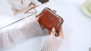 Ví nữ cầm tay da trơn bóng thiết kế khóa cài thời trang và hiện đại kết hợp cùng khoá kéo với nhiều ngăn tiện dụng G279