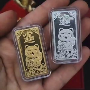 Lucky Cat Koin Emas Souvenir Persegi Jimat Kekayaan Emas Dewa Rejeki Jimat Penarik