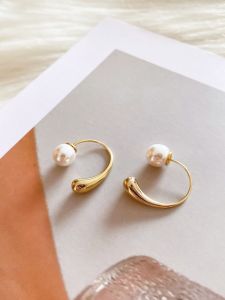 ต่างหูทรงเรขาคณิตครอบครัวมิลานดีไซน์ดั้งเดิมประดับมุกจากฮ่องกง เครื่องประดับมีสไตล์และอินเทรนด์สําหรับผู้หญิง