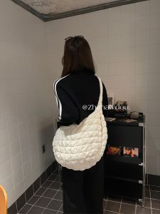 กระเป๋าสะพายข้างพับได้ขนาดใหญ่ Cloud Folded Dumpling กระเป๋าผ้าไนลอนทรงกลมสำหรับเดินทางแบบลำลองสำหรับทุกเพศ