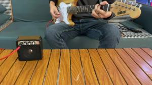 Electric guitar set includes a comprehensive accessory package Local shipping