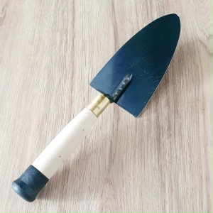 Bay Lưỡi Hình Tam Giác Nhọn Thép Màu Đen Cán Gỗ Bọc 2 Đầu Và Gia Cố Tỉ Mỉ Bền Bỉ Dài 35CM Hàng Chất Lượng Cho Xây Tô