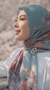 Hijab Segiempat Motif Buttonscraves Seoul Series Dengan Pin Logo B Looklike
