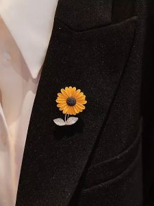 Sunflower Brooch Elegant Sunflower Summer Metal Women Brooch Fashion Sparkle Skirt Neckline Small Enamel Brooch Charm Party Wedding Date Brooch Luxurious Yellow Rhinestone Sunflower Brooch Plant Flower Brooches Woman Party Accessories