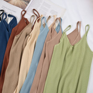 เสื้อกั๊กผ้าไหมน้ำแข็งคอวีสำหรับผู้หญิง ทรงเข้ารูป แขนกุด เสื้อชั้นในเซ็กซี่ ใส่ด้านนอกได้ ฤดูร้อน 2024 แขนสั้น สีพื้น