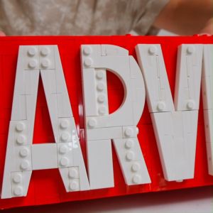 LEGO Super Heroes Marvel 76313 MARVEL Logo & Minifigures (931 Pieces)