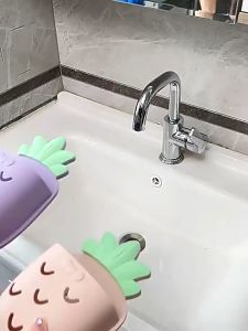 Giá đỡ hộp nhựa hình quả dứa dễ thương dán tường đựng remote và đồ dùng đa năng không cần đục lỗ