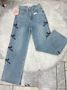 กางเกงยีนส์ทรงกระบอก แต่งปักโบว์ข้างสีชมพู น่ารักมาก