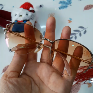 Kính mát gọng thép không gỉ mạ vàng second hand đã qua sử dụng