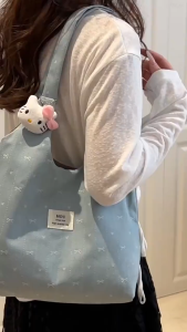 EERSHENSHI ฤดูใบไม้ผลิและฤดูร้อนใหม่ผ้ายีนส์ผ้าใบกระเป๋าโท้ทสไตล์เกาหลีกระเป๋าสะพายไหล่ที่เรียบง่ายและหลากหลายกระเป๋าพร็อพความจุขนาดใหญ่พร้อมจี้น่ารัก