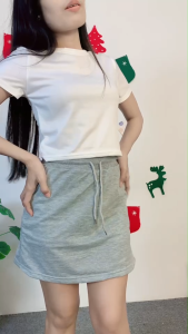 ชุดเซ็ตแฟชั่น เสื้อยืดคอกลมดีไซน์เรียบเข้ารูปจับคู่กระโปรงทรงเอ ดีไซน์เรียบหรู ใส่สบายลุคชิคและเฟมินีนทุกโอกาส