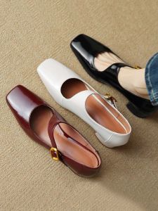 รองเท้าส้นกลาง Mary Janes สีแดง เทียมหนัง ทรงหัวเหลี่ยม สายรัดคู่ หัวเข็มขัด หนัง รองเท้าผู้หญิง ส้นสูงพอดีตัว ทรงหัวเหลี่ยม ทรงหัวมน