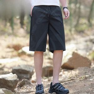 HENGYUANXIANG | กางเกงขาสั้นทรงตรงบางเฉียบสำหรับผู้ชาย ทรงหลวมสบาย ๆ แห้งเร็ว ผ้าไหมน้ำแข็ง แฟชั่นฤดูร้อน กางเกงขายาวทรงพ่อ