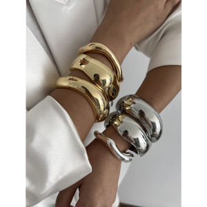 New Smooth Metal Wide Bracelet Geometric Hand Ring Fashion Jewelry Accessory without Brand Registration Trademark