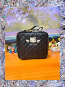 👜 คอลใหม่สุดพิเศษ กระเป๋าใส่เครื่องสำอางค์ Hello Kitty มีหูหิ้วพร้อมช่องแยกของ วัสดุเป็น PU ขนาด 16×18×7.5 cm