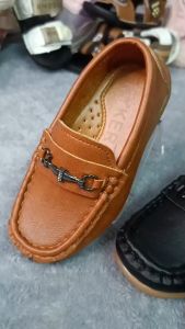 คลิกที่นี่เพื่อไปที่ 3673 รองเท้าคัทชู สำหรับเด็ก สี 26-36, ชุด 2.5-10 ปี เป็นไซส์ที่มี 3 สี ดำ และน้ำตาลเข้ม และน้ำตาลอ่อน