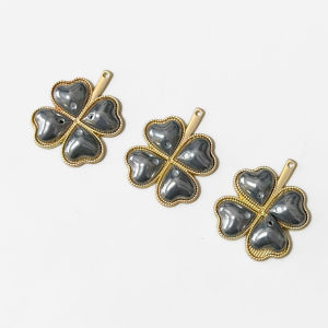 พวงกุญแจโลหะผสมแบบจีนโบราณพร้อมแผ่นรองพวงกุญแจ DIY ปendentive ลูกไม้สี่ใบของผีเสื้อสำหรับสร้อยคอ