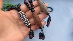 [HÀNG CAO CẤP] MẶT DÂY DZI TÂY TẠNG THIÊN CHÂU 9 MẮT MẬT TÔNG HIỆN THÂN CỦA ĐỨC HOÀNG THẦN TÀI DZAMBALA TẶNG KÈM HỘP GẤM CAO CẤP SANG TRỌNG VÒNG DZI