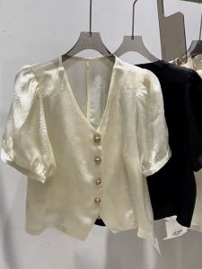 เสื้อเชิ้ตผ้าชีฟองอะซิเตทคอวีแขนสั้นสไตล์ฝรั่งเศสสำหรับผู้หญิงในฤดูร้อนปี 2025 เสื้อผ้าทำงานแบบบางและสวยงาม