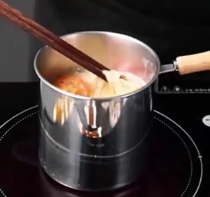 หม้อทอดสแตนเลสพร้อมตะแกรงกรองน้ำมัน คุณภาพสูง ทนทาน ใช้งานง่าย แถมฟรี!ที่คีบอาหารสแตนเลส