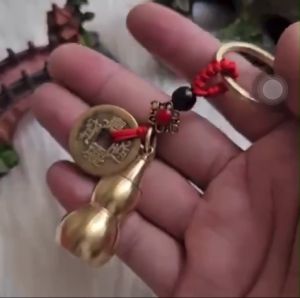 Móc Khóa Hồ Lô Phong Thủy Chiêu Tài Kèm 5 X.u Ngũ Đế May Mắn