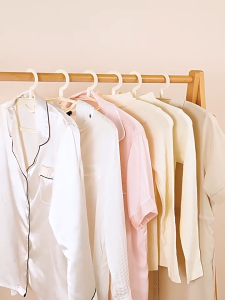 ไม้แขวนเสื้อกันลื่นไหล่กว้างชั้นวางของในครัวเรือนที่เป็นตัวหนาและไร้รอยต่อเสื้อผ้าแขวนไม้แขวนเสื้อพลาสติกไม่สามารถที่จะแขวนเสื้อผ้าสนับสนุนเสื้อผ้า