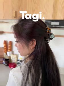 Tagi. Bulging Flower Hairclaw