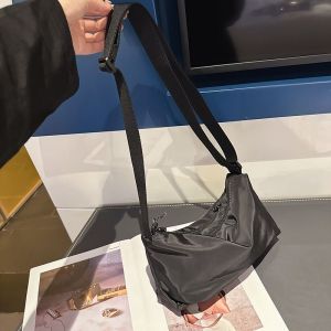 กระเป๋าสะพายข้างน้ำหนักเบาแบบลำลองสไตล์ญี่ปุ่นสีดำ กันน้ำ นิ่ม ผ้าไนลอน กระเป๋าสะพายข้างแฟชั่นสำหรับวัยรุ่น