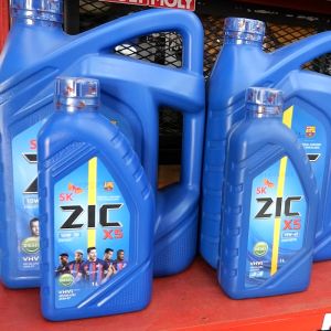 ZIC X7 10W40 ขนาด 4 ลิตร สำหรับเครื่องยนต์เบนซิน API SN ระยะเปลี่ยน 12000 กิโลเมตร สังเคราะห์แท้ 100%  ซิค น้ำมันเครื่อง รถยนต์  ZC0015