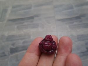 ++Py Beautr++พระสังกัจจายน์แกะสลักจากพลอยทับทิมดิบ ไม่ผ่านการเผาจากประเทศมาดากัสการ์ (Natural Unheated Ruby ) น้ำหนัก 49.60 กะรัตค่ะ สวยมากๆค่ะ