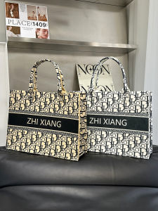 กระเป๋าผ้าขนสัตว์ทรงโตจุของได้เยอะ กระเป๋าถือแบบถือได้ กระเป๋าเดินทางแบบลำลอง กระเป๋าสะพายไหล่แบบหนังสัตว์ กระเป๋าถือแบบลำลอง