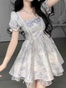 ชุดเดรสคอเหลี่ยมลายดอกไม้ผูกโบว์สไตล์ฝรั่งเศสสำหรับผู้หญิงช่วงฤดูร้อนปี 2024 กระโปรงสั้นทรงเอเอวสูง แขนสั้น ความยาวสั้น
