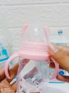 Pretty Baby Botol Susu Bayi Dengan Gagang dan Pemberat Wide Neck Karet Lebar Size 330ml Untuk Usia Bayi 6 Bulan Keatas Baby Feeding Bottle Tutup Mahkota Bahan PP Tebal Berkualitas Sudah BPA Free Antipecah Mudah Dibersihkan dan Bisa Direbus