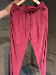 กางเกงลำลองผู้ชายสไตล์มินิมอลฤดูใบไม้ผลิและฤดูร้อน ผ้าไหมน้ำมันทองแดง ผ้าคลุมหน้ากาก เอวกลาง กางเกงขายาว ทรงสลิมฟิต กางเกงขายาวลำลองที่สวมใส่สบาย