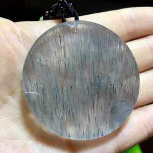 Pure natural blue gemstone hair crystal round plate brand "Peaceful Matters" pendant. The crystal is transparent and the blue gemstone can be clearly seen. The effect is strong 💎 Such a beautiful product is truly rare! The luster is gorgeous.