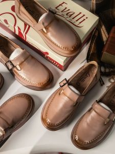 รองเท้าส้นแบน Mary Jane สไตล์วินเทจแบบหนังวัวชั้นบนสำหรับผู้หญิง ทรงหัวมน ทรงหัวมน พื้นยาง สวมใส่สบาย ฤดูร้อน 2023