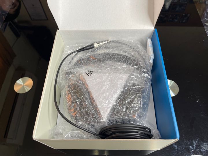 AKG%20K72%20Closed-Back%20Studio%20Headphones%20-%20Image%205