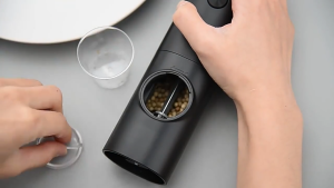 ส่งฟรีวันนี้! เครื่องบดพริกไทยไฟฟ้า ที่บดเกลือ เครื่องบดเครื่องเทศไฟฟ้า เครื่องบดแบบพกพา เครื่องบดไฟฟ้าแรงสูง บดละเอียดระดับมืออาชีพ สำหรับใช้ที่บ้านและร้านค้า พร้อมไฟLED Electric Portable Pepper Mill Grinder Ultra-Fine Grinding Bean Tool