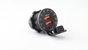 QC3.0 Pengisi Daya Cepat 36W 6A 12V Saklar Voltmeter USB Ganda