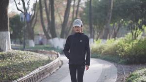 Azarxis Handheld Water Bottle and Phone Case for Running/Walking Quick Grip Handheld Soft Flask 17oz with Hand Strap Hydration Pack for Runners and Athletes (Black)