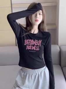 เสื้อยืดคอกลมแขนยาวทรงเข้ารูปผ้าฝ้ายแท้สีดำสำหรับผู้หญิง ฤดูใบไม้ร่วง/ฤดูหนาว เสื้อเชิ้ตทรงเข้ารูปพิมพ์ลายตัวอักษรแบบใหม่