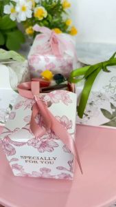 🍊🍊 กล่องของขวัญ กล่องกระดาษ ใส่ขนม ลายดอกไม้ ขนาด 7*7*7 ซม.