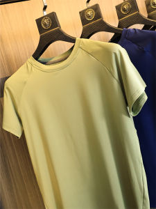 แฟชั่นสไตล์เมืองผู้ชายเสื้อยืดแขนสั้นสีบริสุทธิ์ความยืดหยุ่นสูงแห้งเร็ว 3D ตัด Crewneck รอบคอสําหรับฤดูร้อน