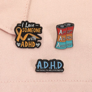 เข็มกลัดเคลือบลายออทิสติก ADHD ความวิตกกังวล ฉันรักคนที่มี ADHD  เข็มกลัดเพื่อสร้างความตระหนักเรื่องสุขภาพจิต ของขวัญเครื่องประดับสำหรับเพื่อน