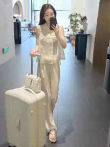 ชุดสองชิ้นสไตล์จีนใหม่สำหรับฤดูร้อนปี 2025 เสื้อเชิ้ตแขนกุดแบบลำลอง กางเกงสูท กระดุมแบบจีน ชุดแฟชั่นสำหรับผู้หญิง