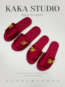 รองเท้าแตะผ้าไหมสีแดงสำหรับคู่รัก รองเท้าแตะแต่งงาน พื้นยาง TPR สไตล์หนึ่งจุด ฤดูใบไม้ผลิ ฤดูร้อน ฤดูใบไม้ร่วง ฤดูหนาว