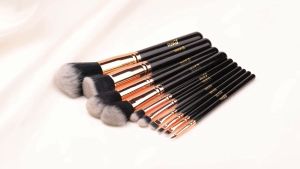 Lady Q ชุดแปรงแต่งหน้า 16 ชิ้น STTA16r ขนแปรงเนียนนุ่ม แน่นหนา คุณภาพดี สีติดง่าย ไม่หลุดร่อน พร้อมกล่องหนังลายจระเข้ทรงกระบอก + ช่างแต่งหน้ามืออาชีพไว้วางใจ!!! - สีแดง