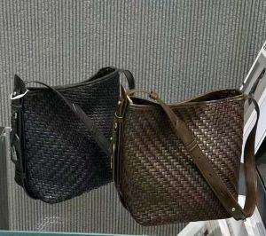 Handcrafted Soft Leather Bucket Bag Womens Crossbody Shoulder Bag Fashionable Commuter Lazy Style 2025 New Versatile Leisure