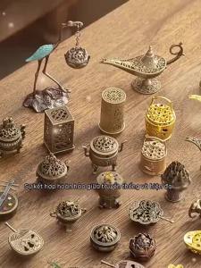 Lư Hương Ba Chân Bằng Hợp Kim Cổ Điển Cỡ M Thiết Kế Rỗng Nhỏ Gọn Dùng Cho Trầm Hương Trang Trí Nhà Cửa Kèm Giá Đỡ Nhang.