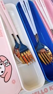 ชุดช้อนส้อมเด็ก พร้อมกล่องพกพา ลายการ์ตูน คุรุมิ คิดตี้ มายเมโลดี้ ชินาม่อน แสตนเลสอย่างดี สำหรับเด็ก 4 ขวบ - เด็กโต